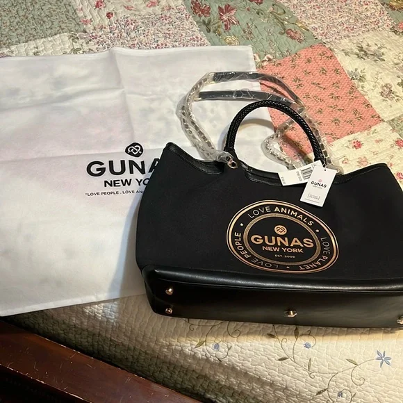 GUNAS Black Leather Tote with Structured design súper chic u will loved ! - Picture 3 of 13